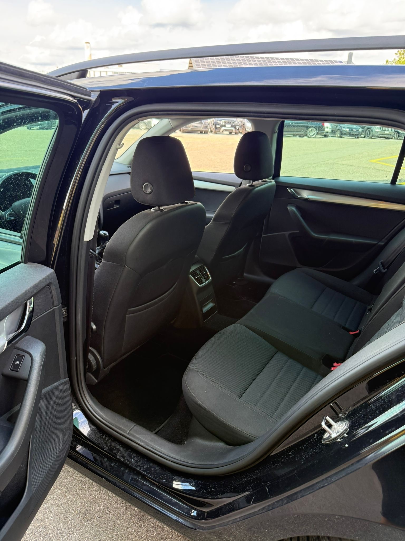 SKODA Octavia Combi 1.8 TSI Elegance-image-12