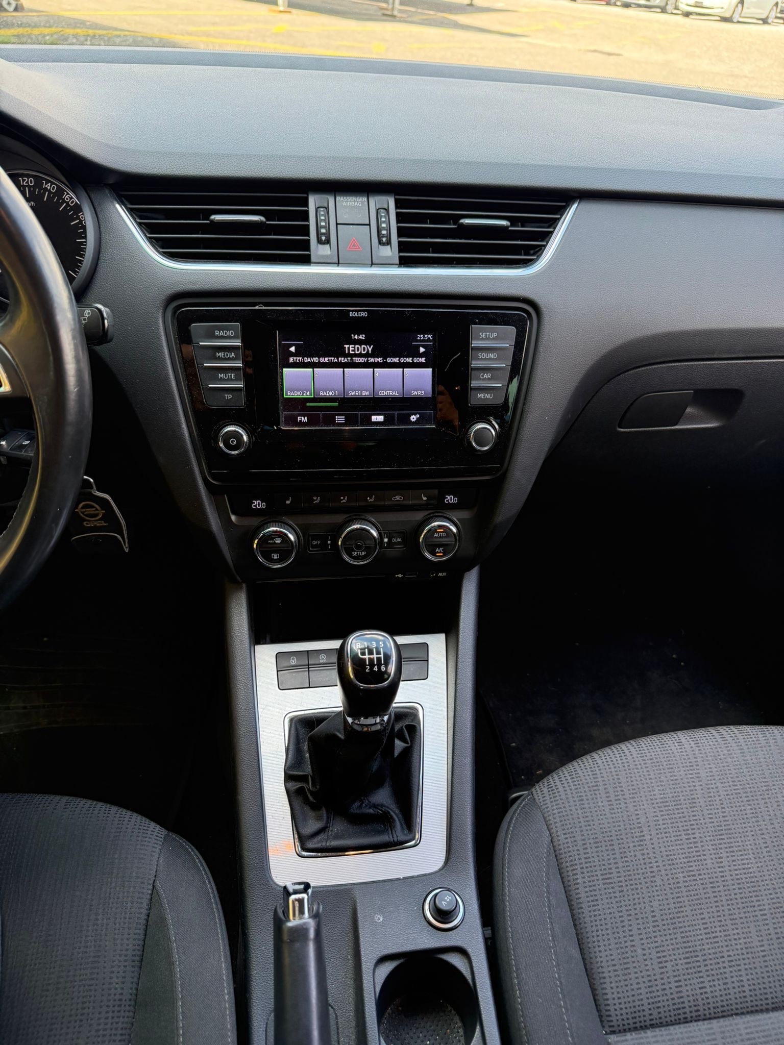 SKODA Octavia Combi 1.8 TSI Elegance-image-10