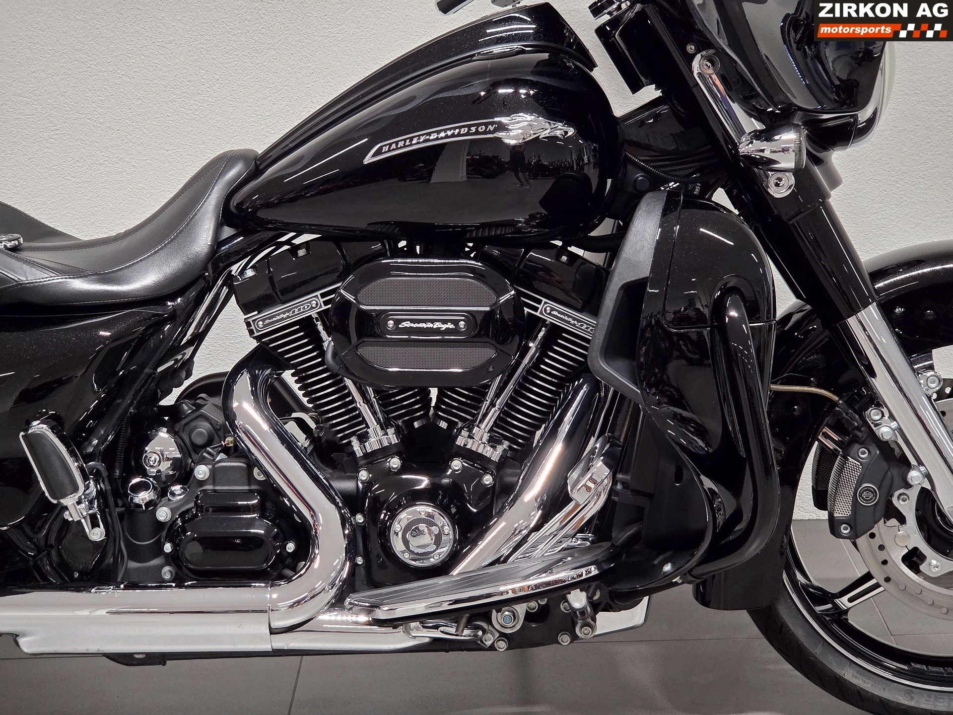 HARLEY-DAVIDSON FLHXSE Street Glide ABS CVO-showroom-element-3