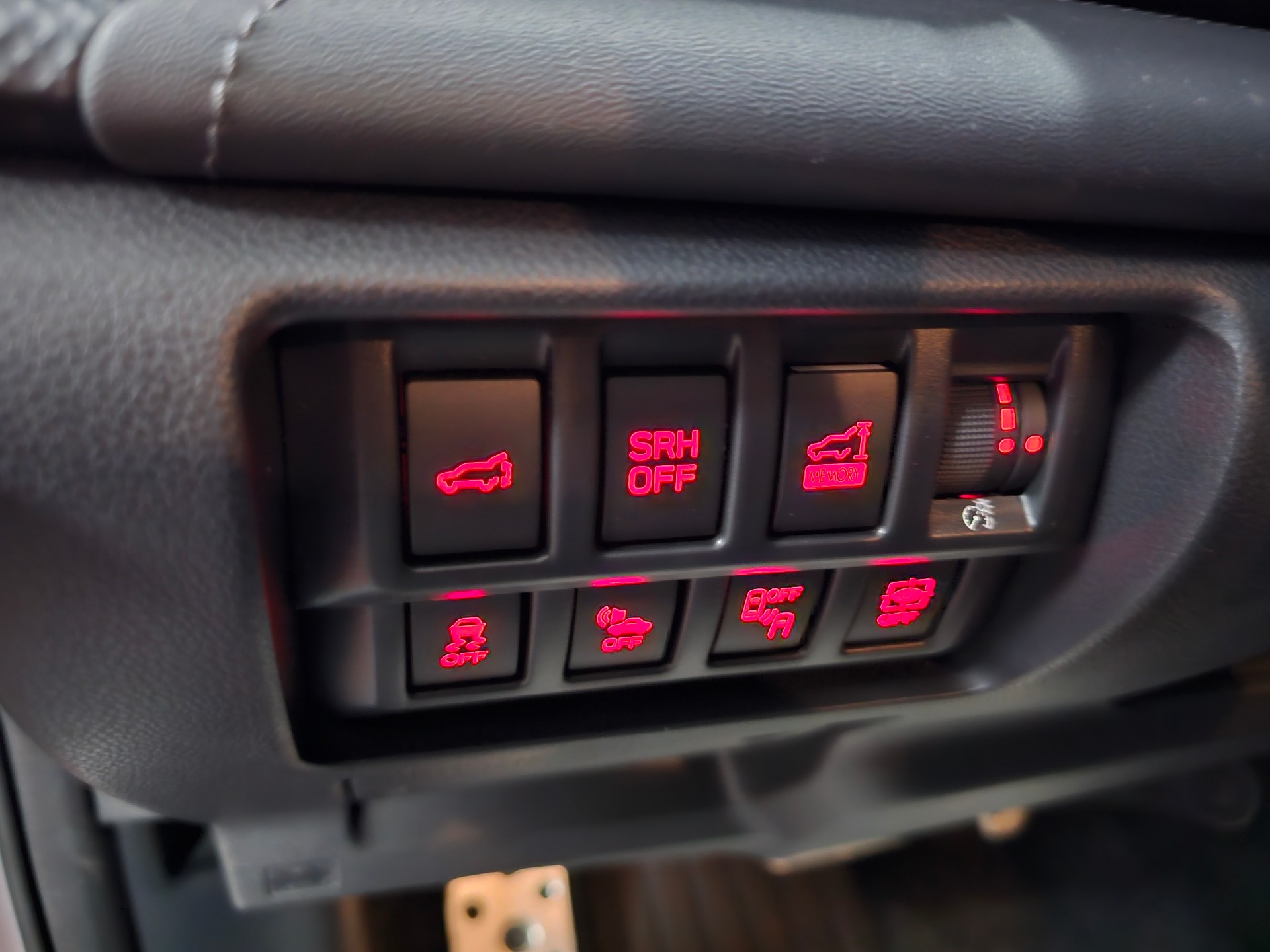 SUBARU Forester 2.0i e-Boxer Luxury Lineartronic-image-13