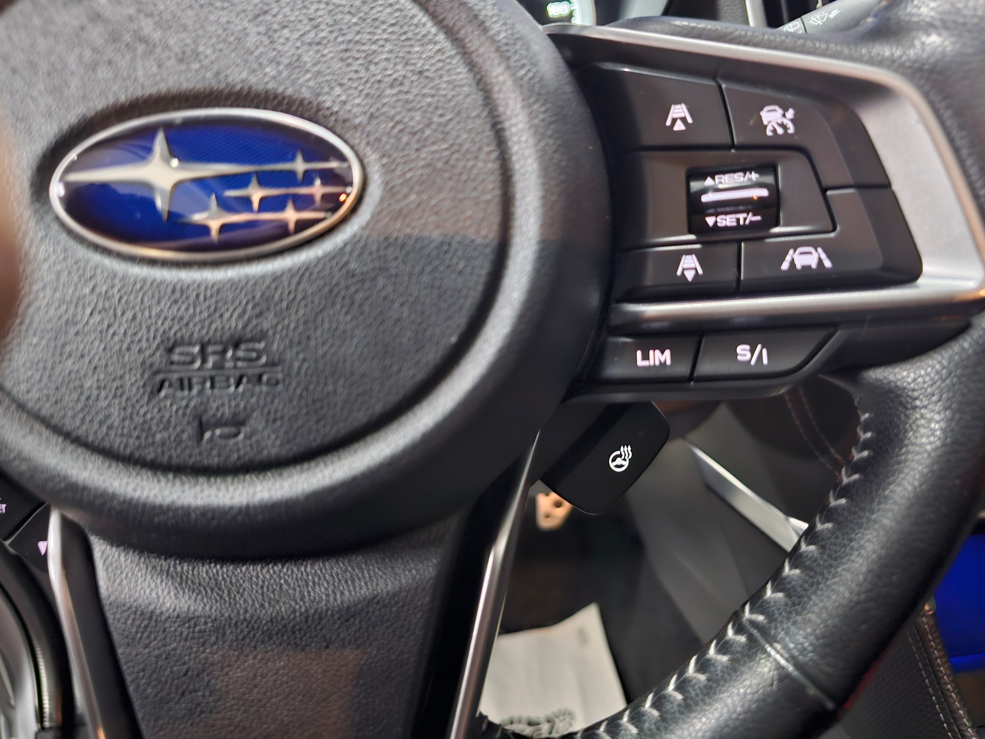 SUBARU Forester 2.0i e-Boxer Luxury Lineartronic-image-11