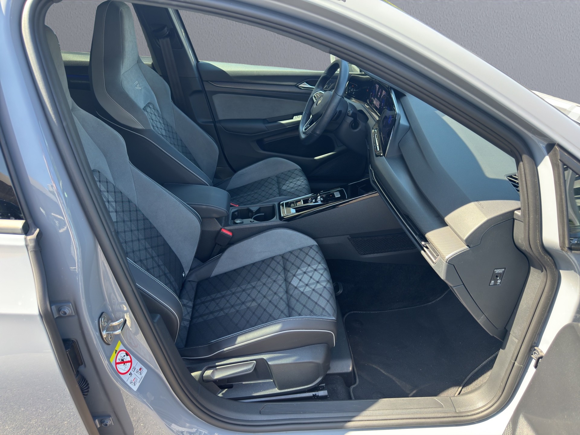 VW Golf 1.5 eTSI mHEV ACT R-Line DSG-image-14