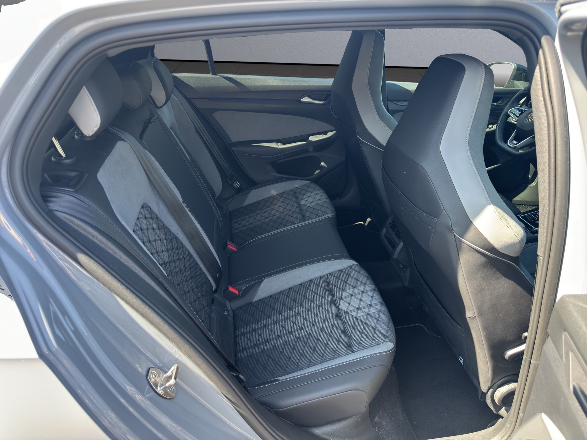 VW Golf 1.5 eTSI mHEV ACT R-Line DSG-image-15