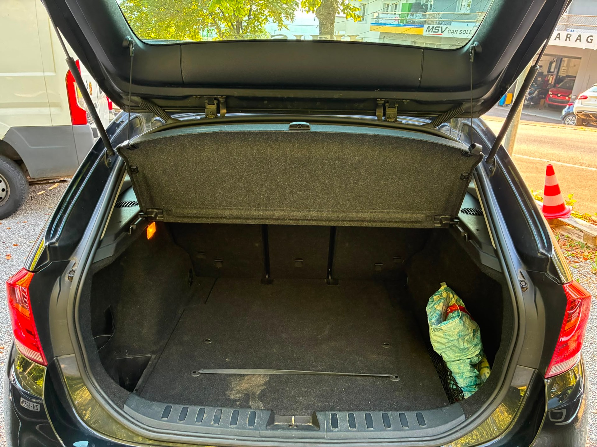 BMW X1 xDrive 18d-image-10