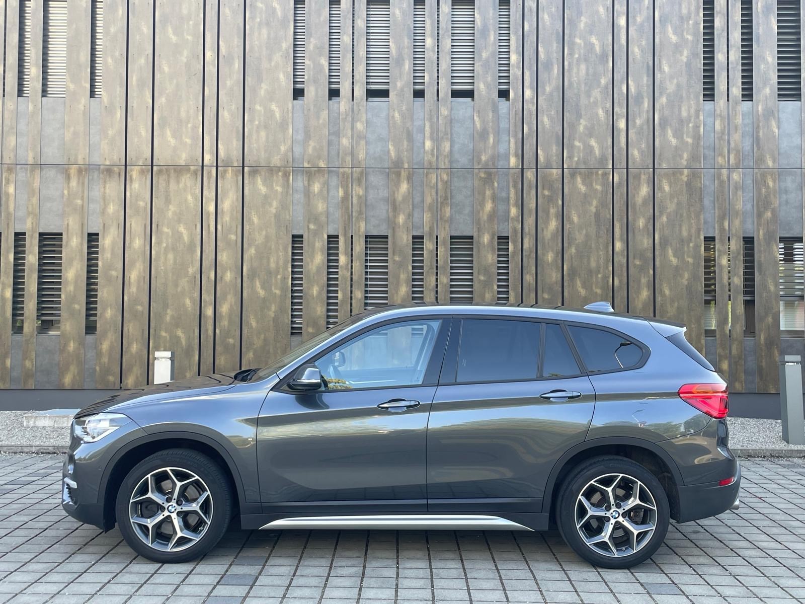 BMW X1 xDrive 25i Steptronic-image-5