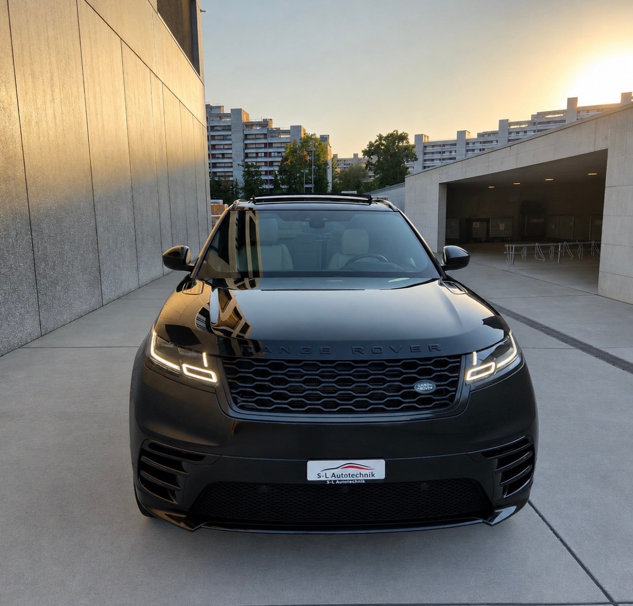 LAND ROVER Range Rover Velar R-Dynamic D 240 SE Automatic-image-1