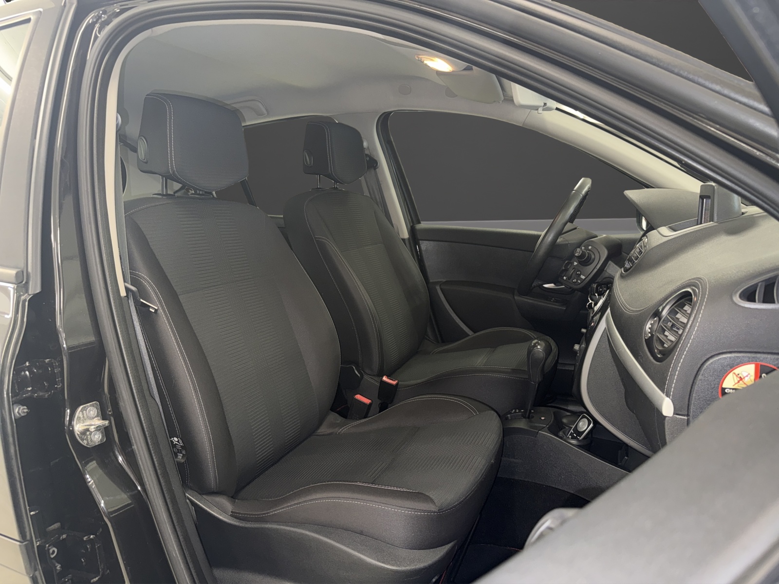 RENAULT Clio 1.6 16V 20th Edition Automatic-image-7