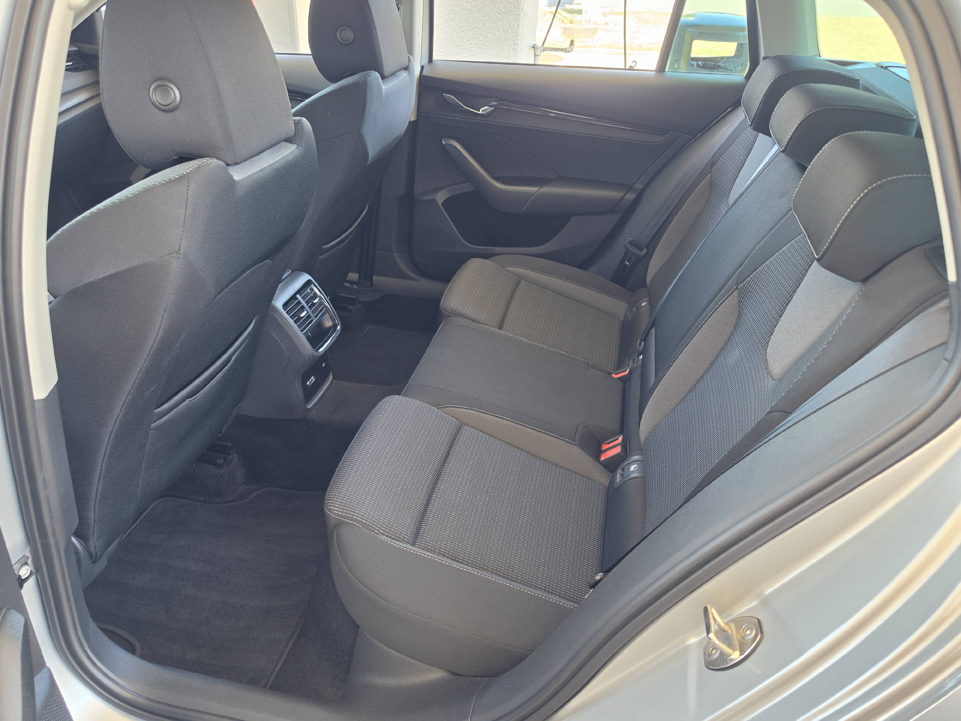 SKODA Octavia Combi 2.0 TDI Ambition 4x4 DSG-image-13