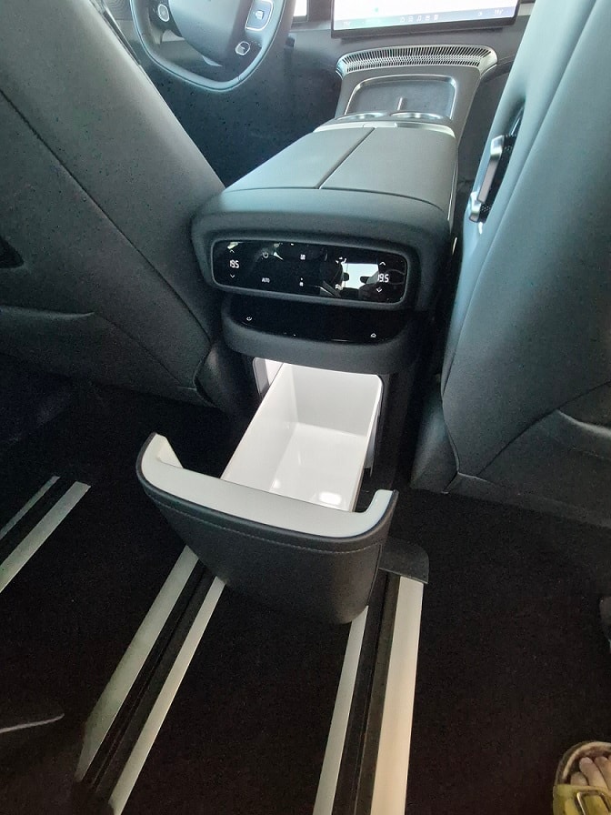 XPENG X9 7-Sitzer mit AHK & Bildschirm hinten-image-10