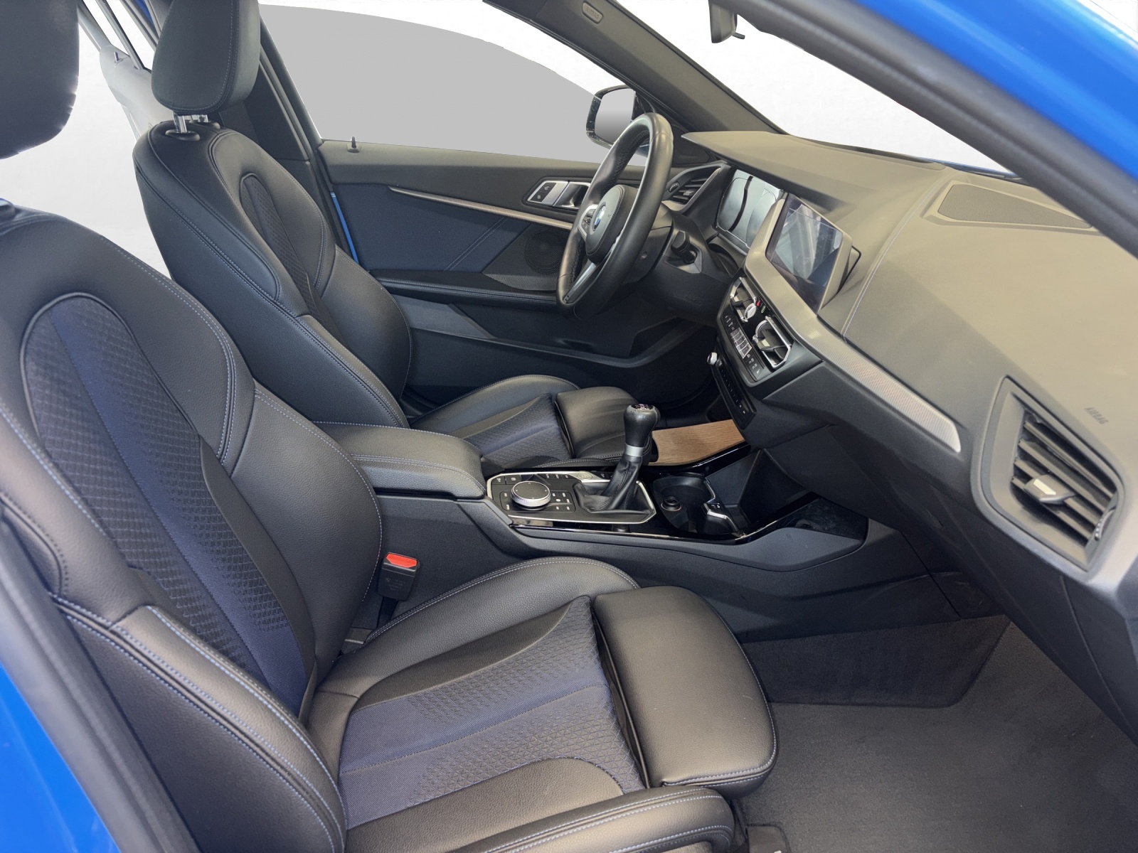 BMW 118i-image-10
