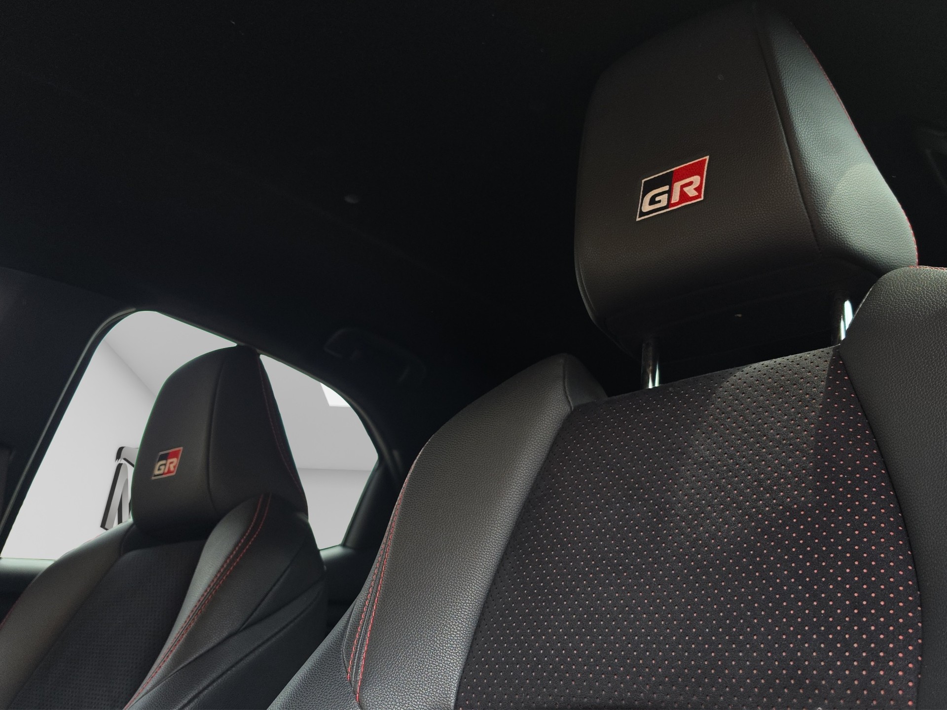 TOYOTA Yaris 1.5 GR Sport e-CVT-image-14