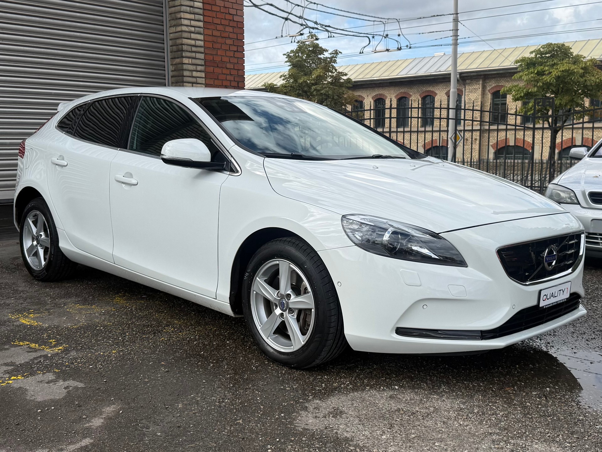 VOLVO V40 D3 Summum Geartronic-image-0