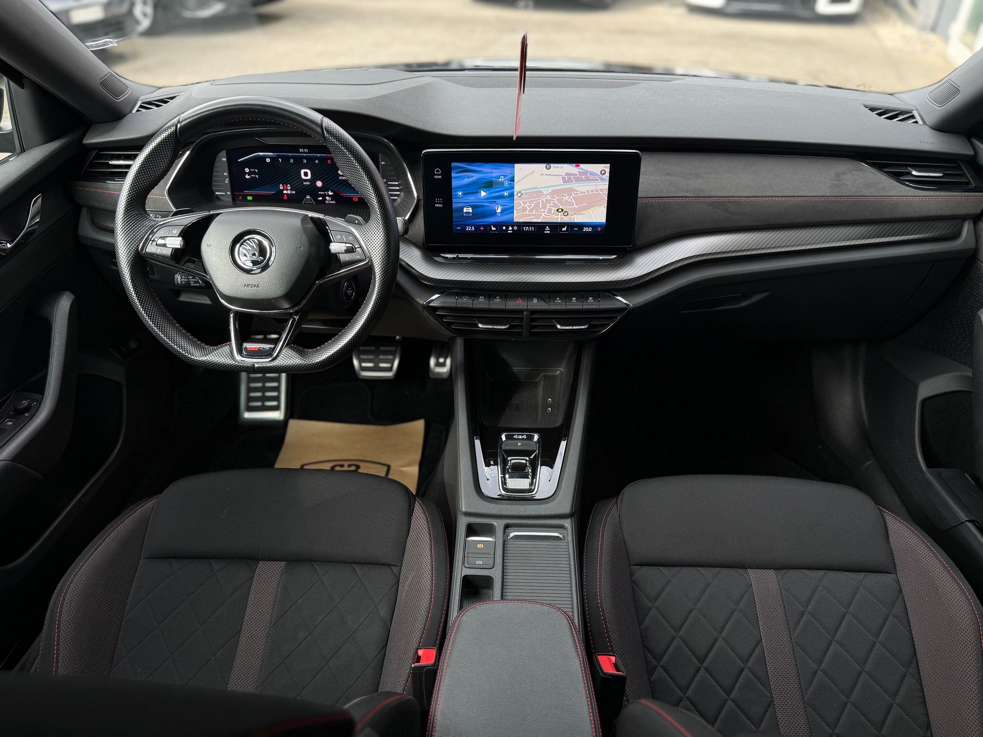 SKODA Octavia Combi 2.0 TDI DSG RS 4x4-image-15