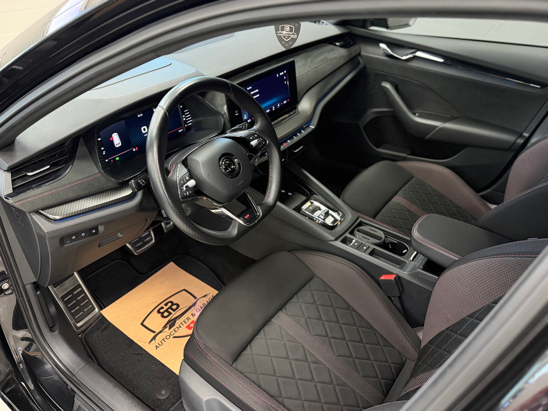 SKODA Octavia Combi 2.0 TDI DSG RS 4x4-image-11