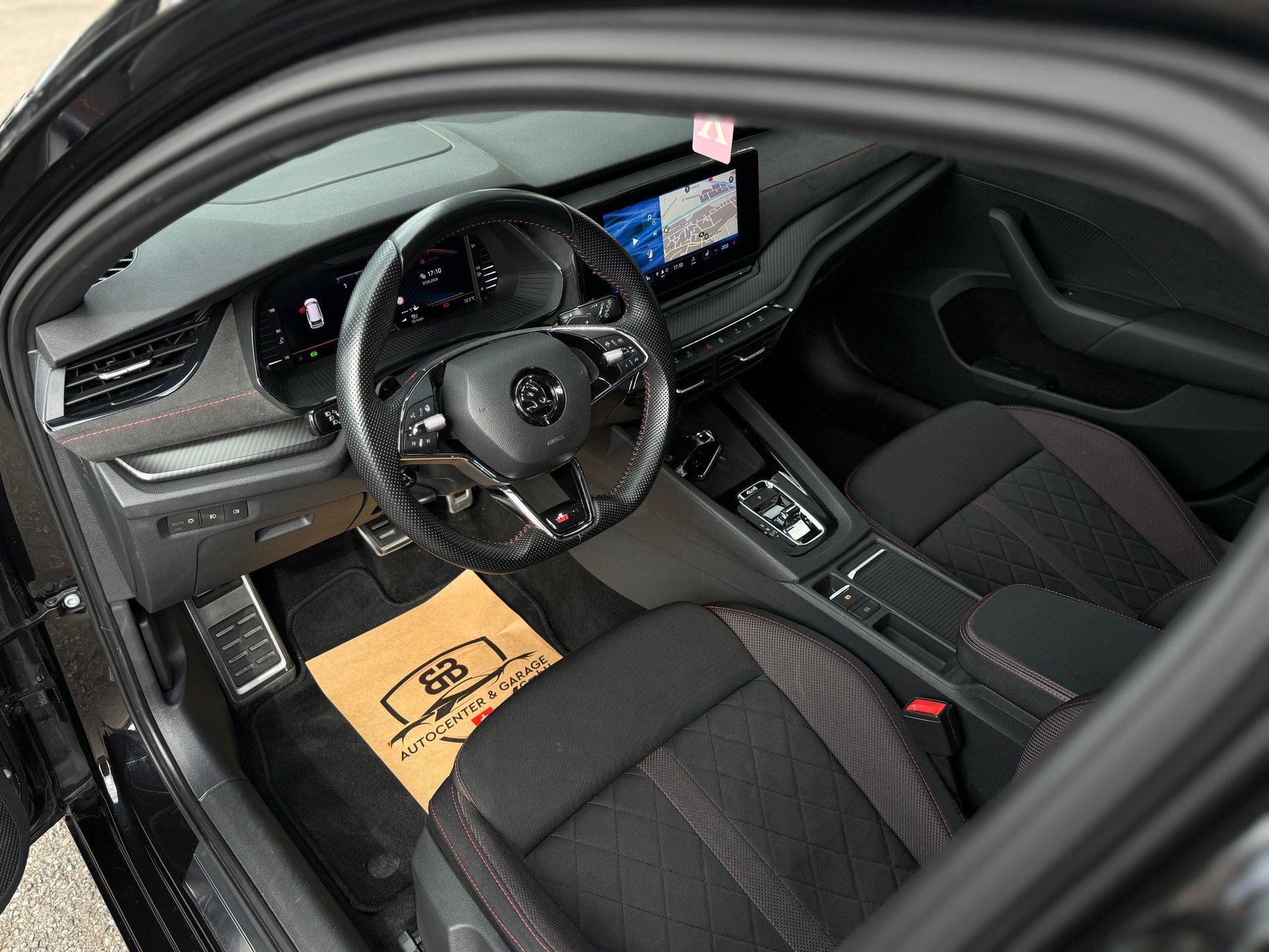 SKODA Octavia Combi 2.0 TDI DSG RS 4x4-image-12
