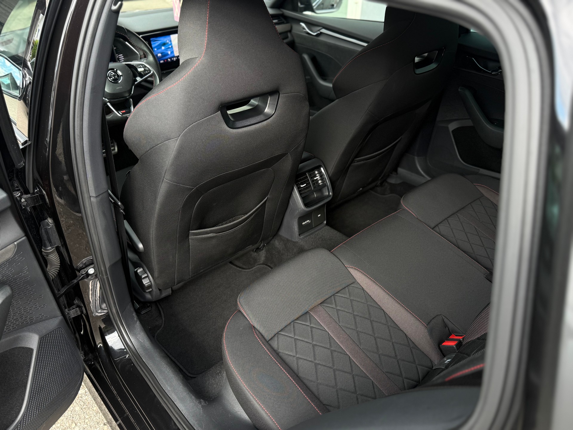 SKODA Octavia Combi 2.0 TDI DSG RS 4x4-image-14