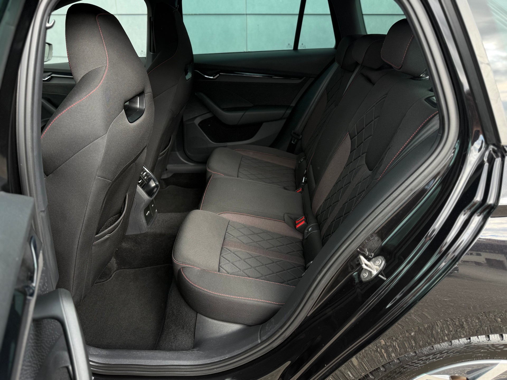 SKODA Octavia Combi 2.0 TDI DSG RS 4x4-image-13