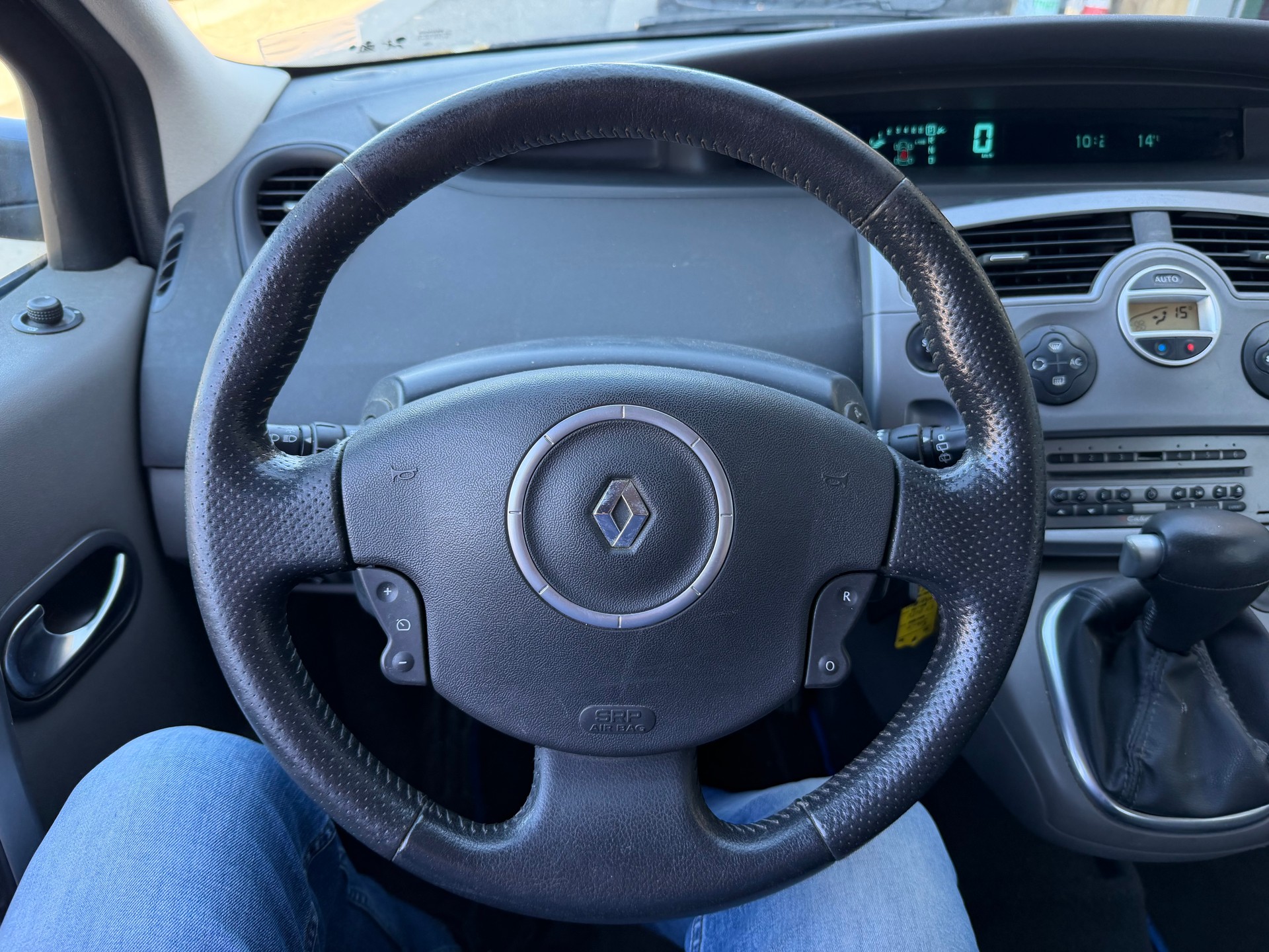 RENAULT Scénic 2.0 dCi Dynamique Automatic-image-9