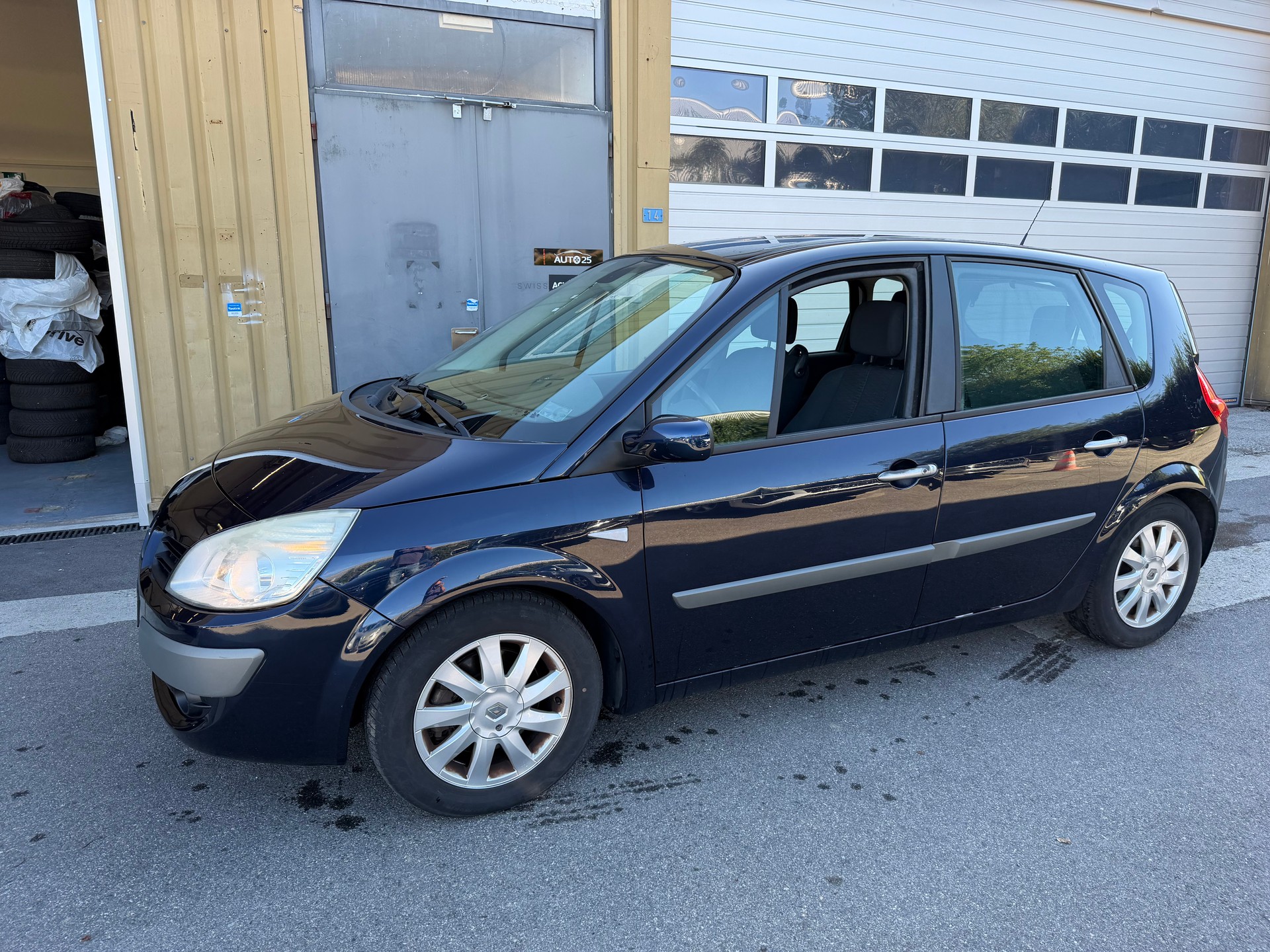RENAULT Scénic 2.0 dCi Dynamique Automatic-image-8