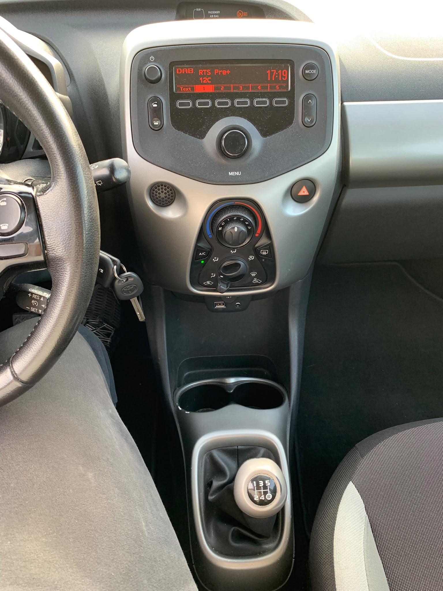 TOYOTA Aygo 1.0 VVT-i x (Klima * Radio CD * Multilenkrad * 8 Fachbereift * MFK 01.2026 * BO5)-image-11