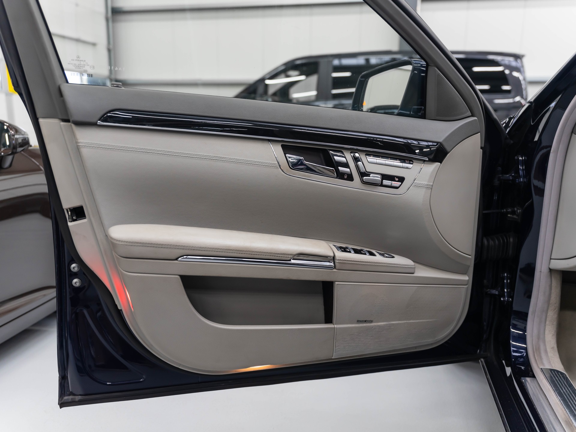 MERCEDES-BENZ S 500 L BlueEfficiency SS 4Matic 7G-Tronic-image-19