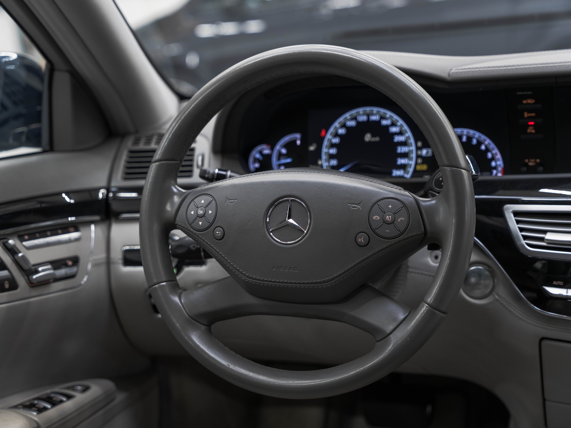 MERCEDES-BENZ S 500 L BlueEfficiency SS 4Matic 7G-Tronic-image-24