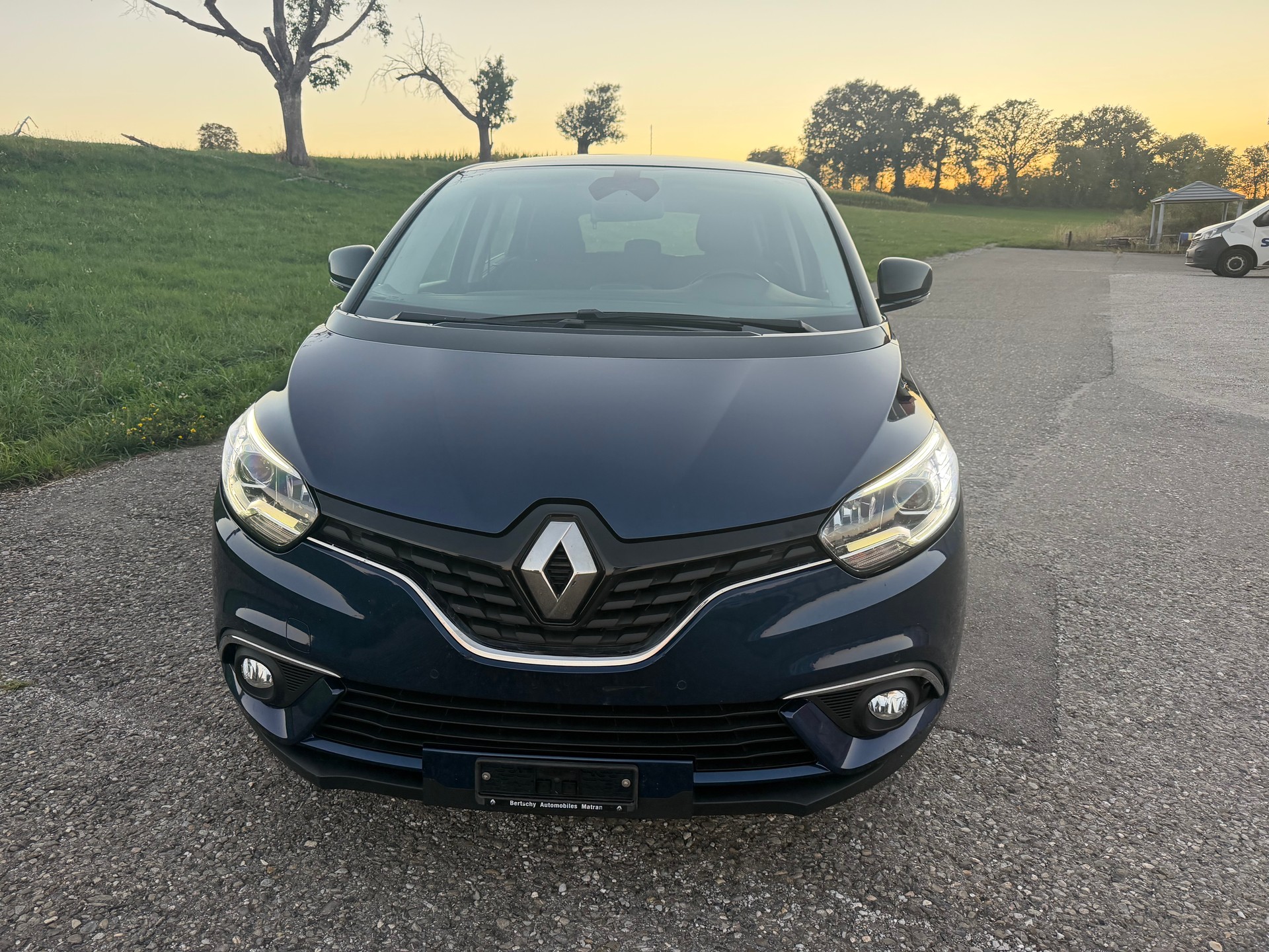 RENAULT Scénic 1.2 16V Turbo Initiale Paris-image-1