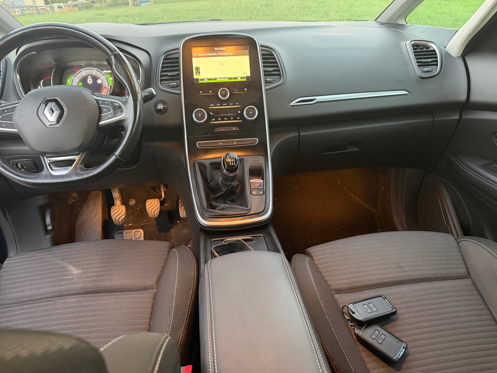 RENAULT Scénic 1.2 16V Turbo Initiale Paris-image-4