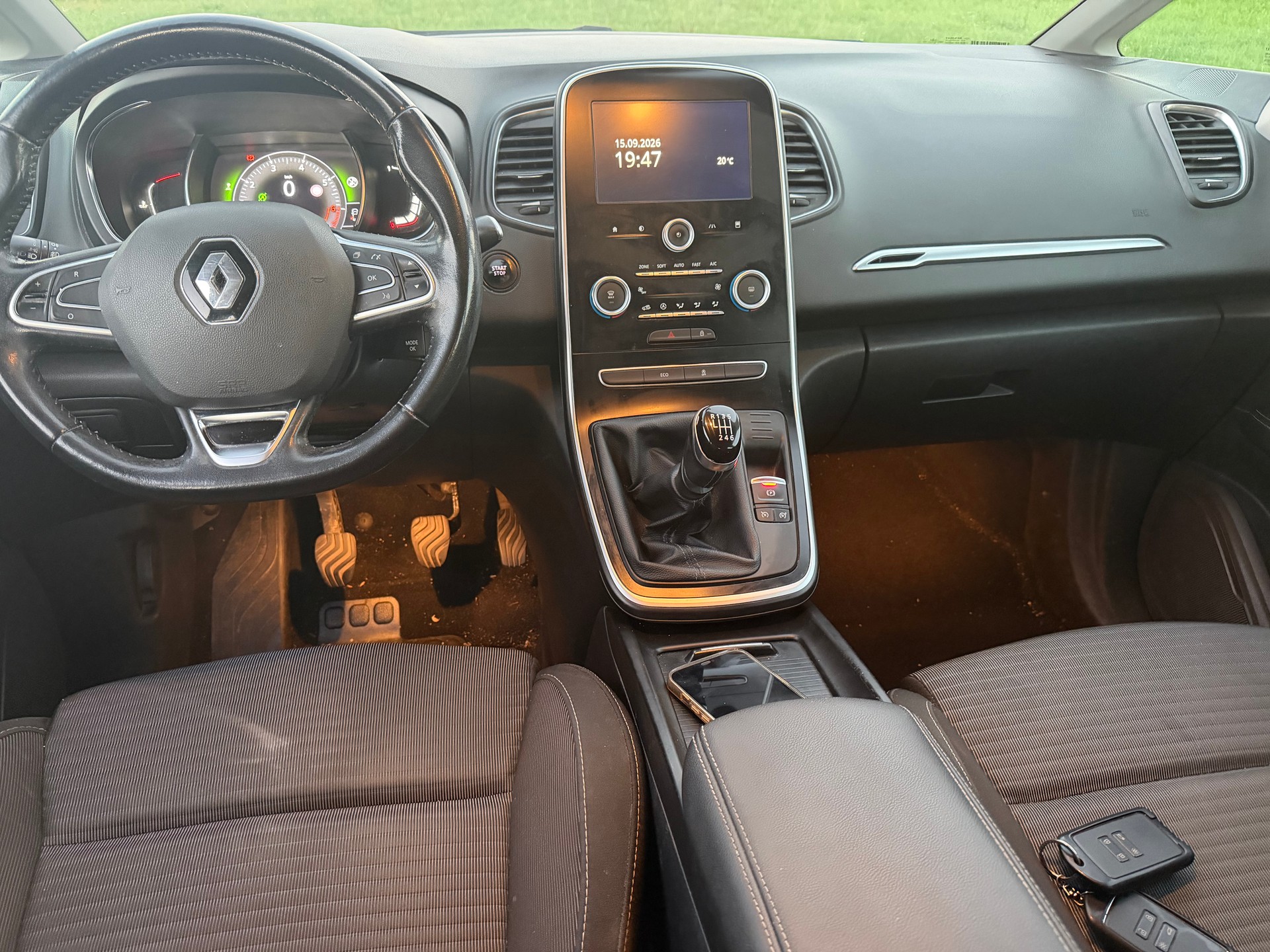 RENAULT Scénic 1.2 16V Turbo Initiale Paris-image-11