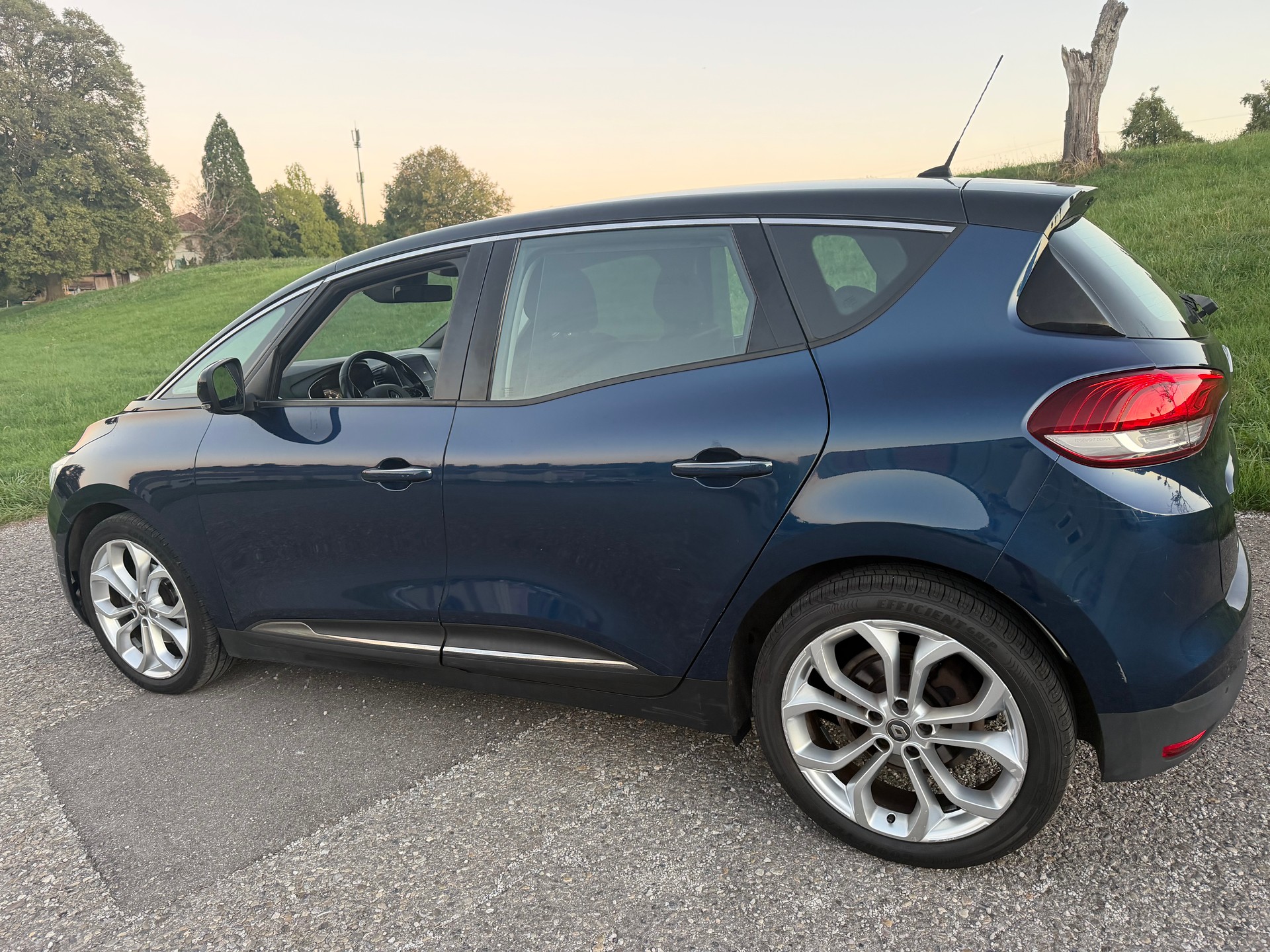 RENAULT Scénic 1.2 16V Turbo Initiale Paris-image-9