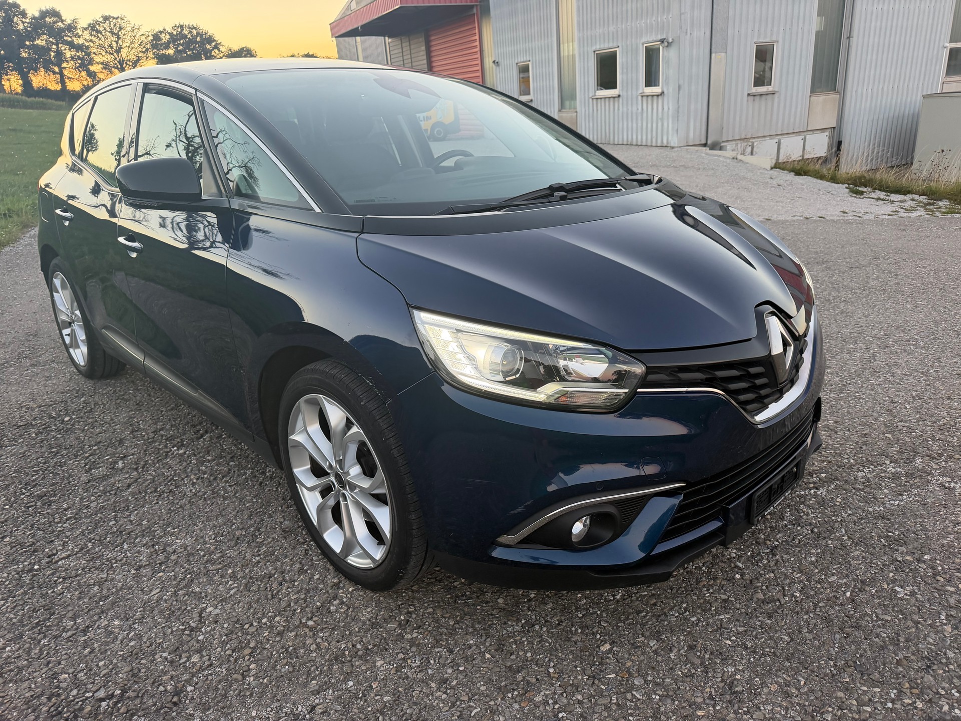RENAULT Scénic 1.2 16V Turbo Initiale Paris-image-2