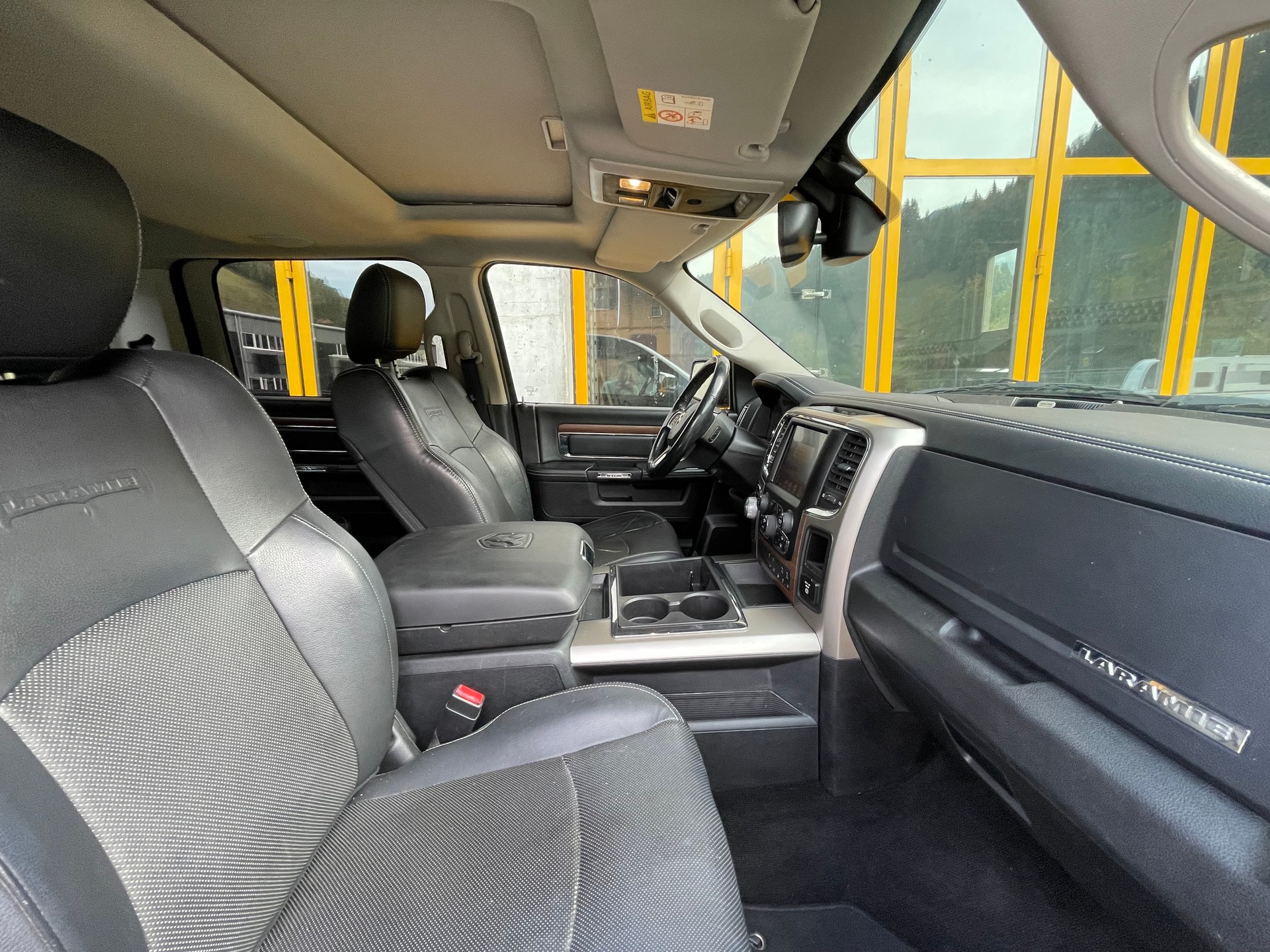 DODGE 1500 5.7 V8 Hemi Laramie 4x4-image-12