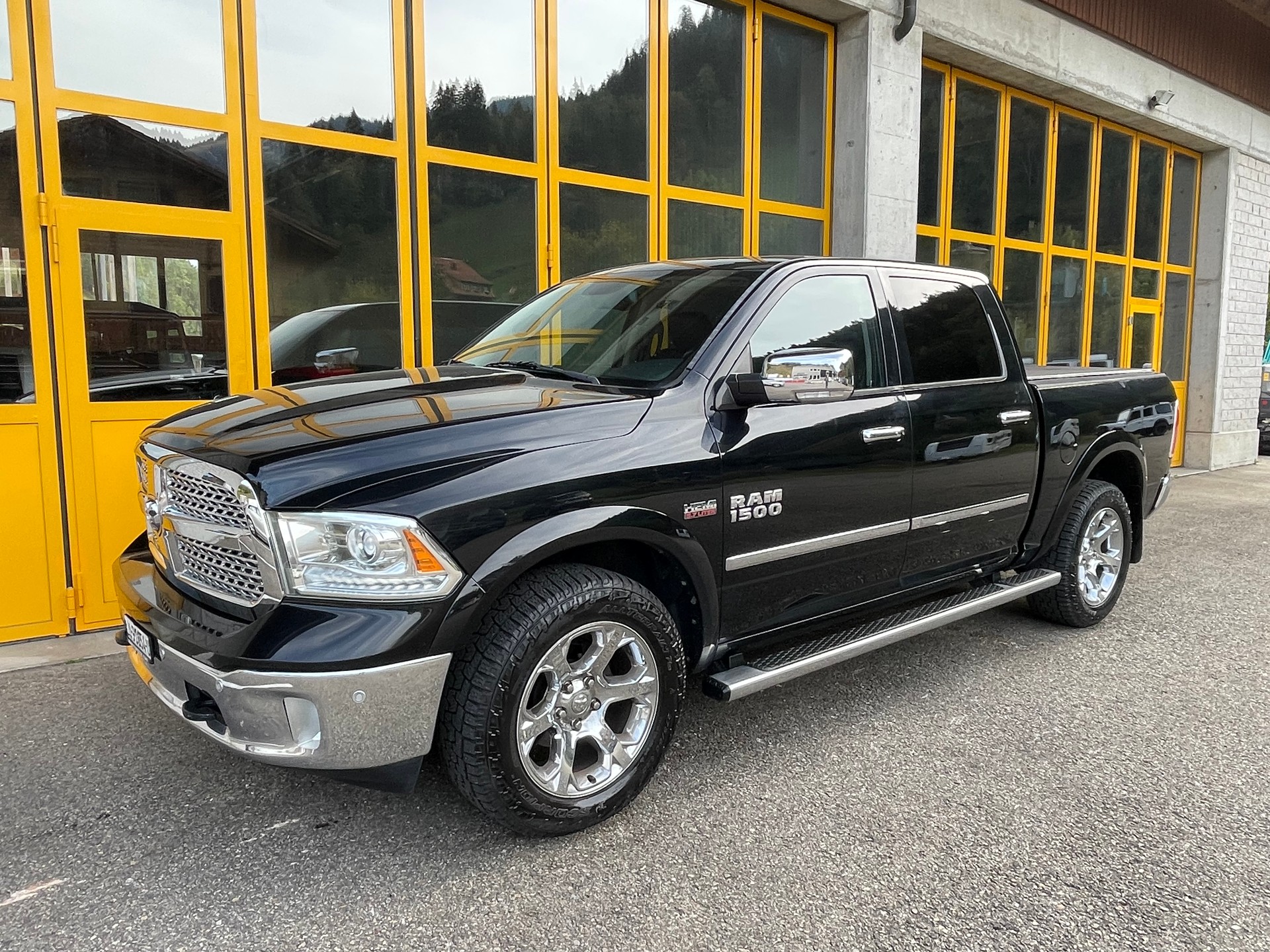 DODGE 1500 5.7 V8 Hemi Laramie 4x4-image-1