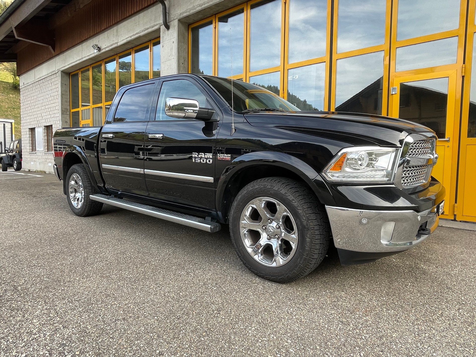 DODGE 1500 5.7 V8 Hemi Laramie 4x4-image-8