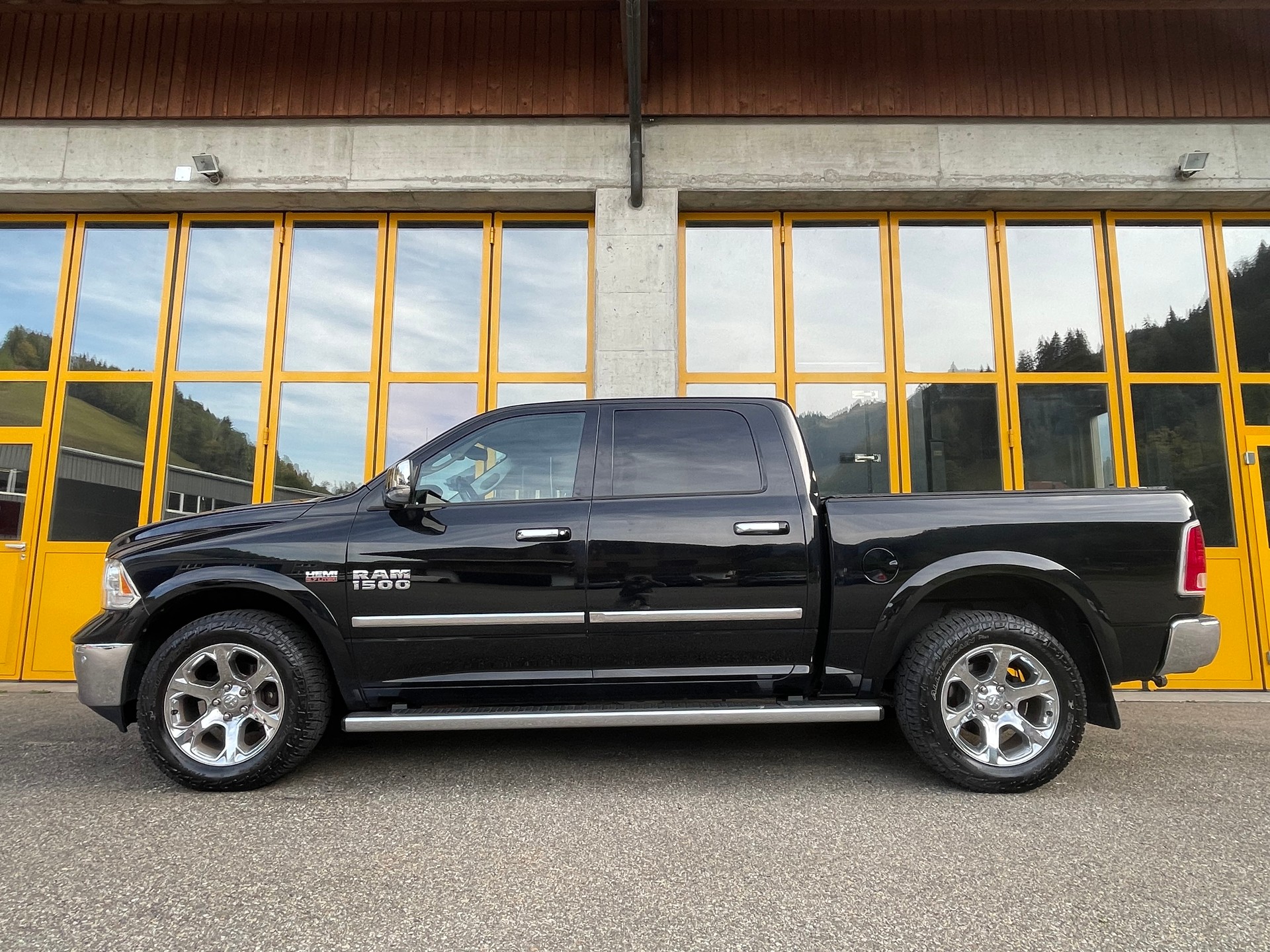 DODGE 1500 5.7 V8 Hemi Laramie 4x4-image-2