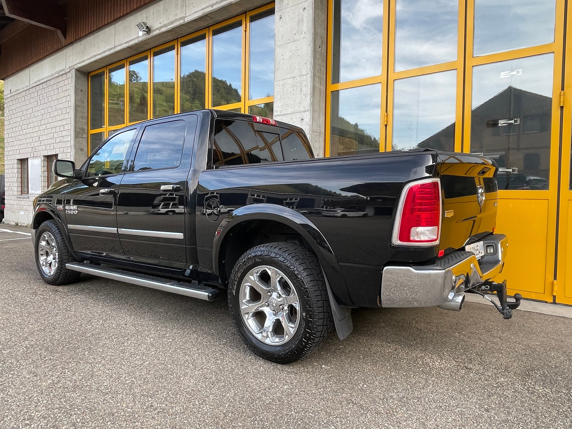 DODGE 1500 5.7 V8 Hemi Laramie 4x4-image-3