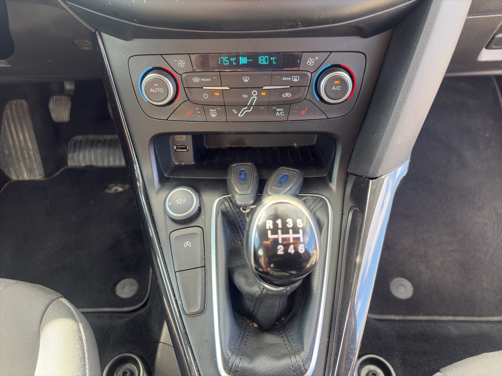 FORD Focus 1.0 SCTi Black Edition-image-12