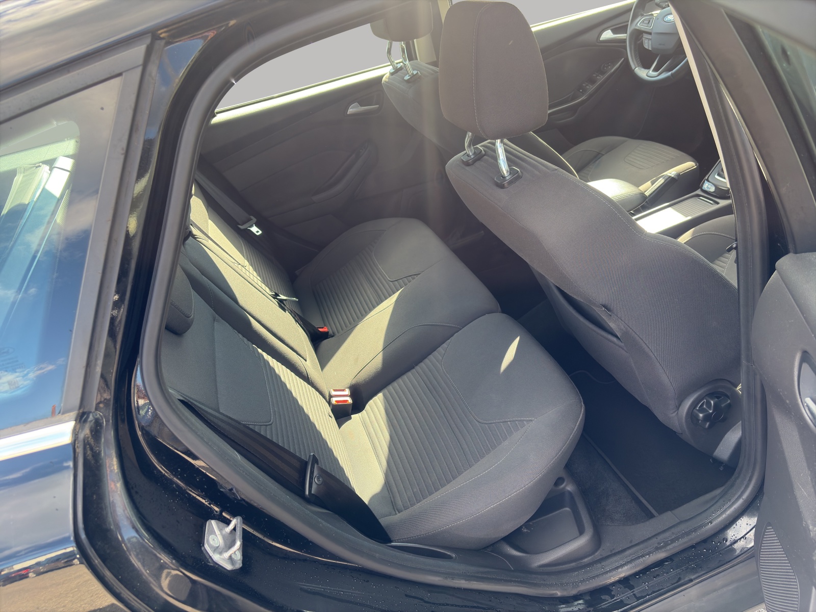 FORD Focus 1.0 SCTi Black Edition-image-19