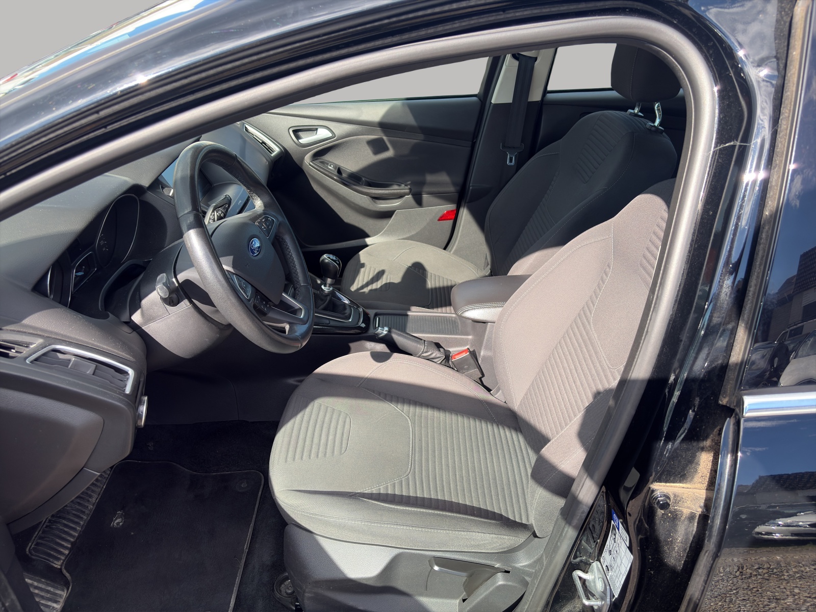 FORD Focus 1.0 SCTi Black Edition-image-9