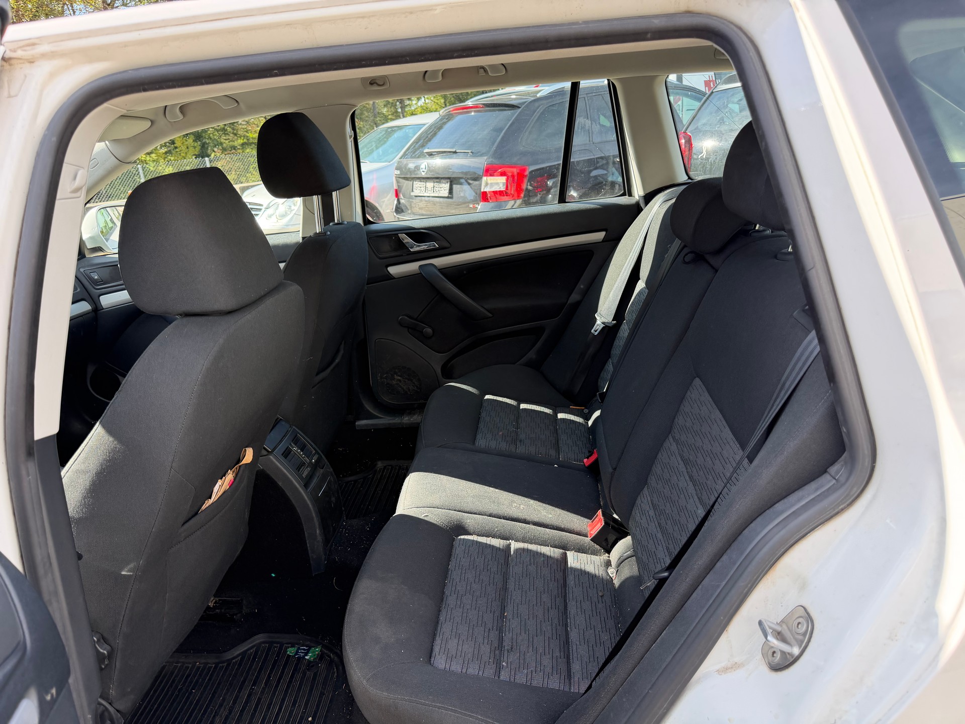 SKODA Octavia Combi 1.6 TDI Elegance 4x4-image-6