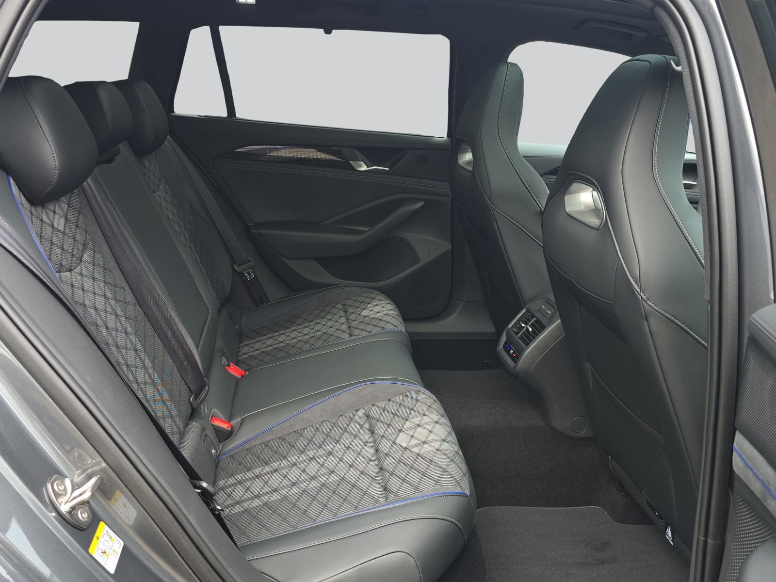 VW Passat Variant 2.0 TSI R-Line DSG 4motion-image-20