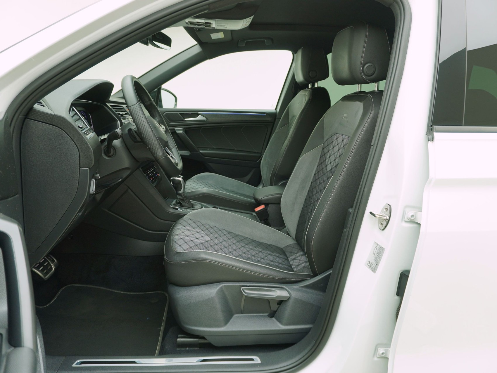 VW Tiguan Allspace 2.0 TDI DSG R-Line Black Style 4Motion-image-9