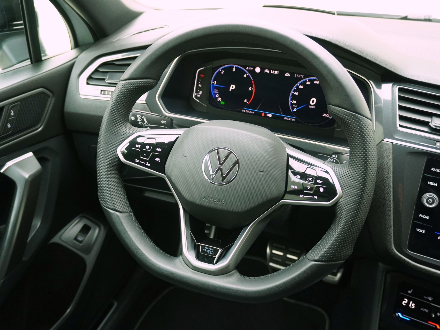 VW Tiguan Allspace 2.0 TDI DSG R-Line Black Style 4Motion-image-11