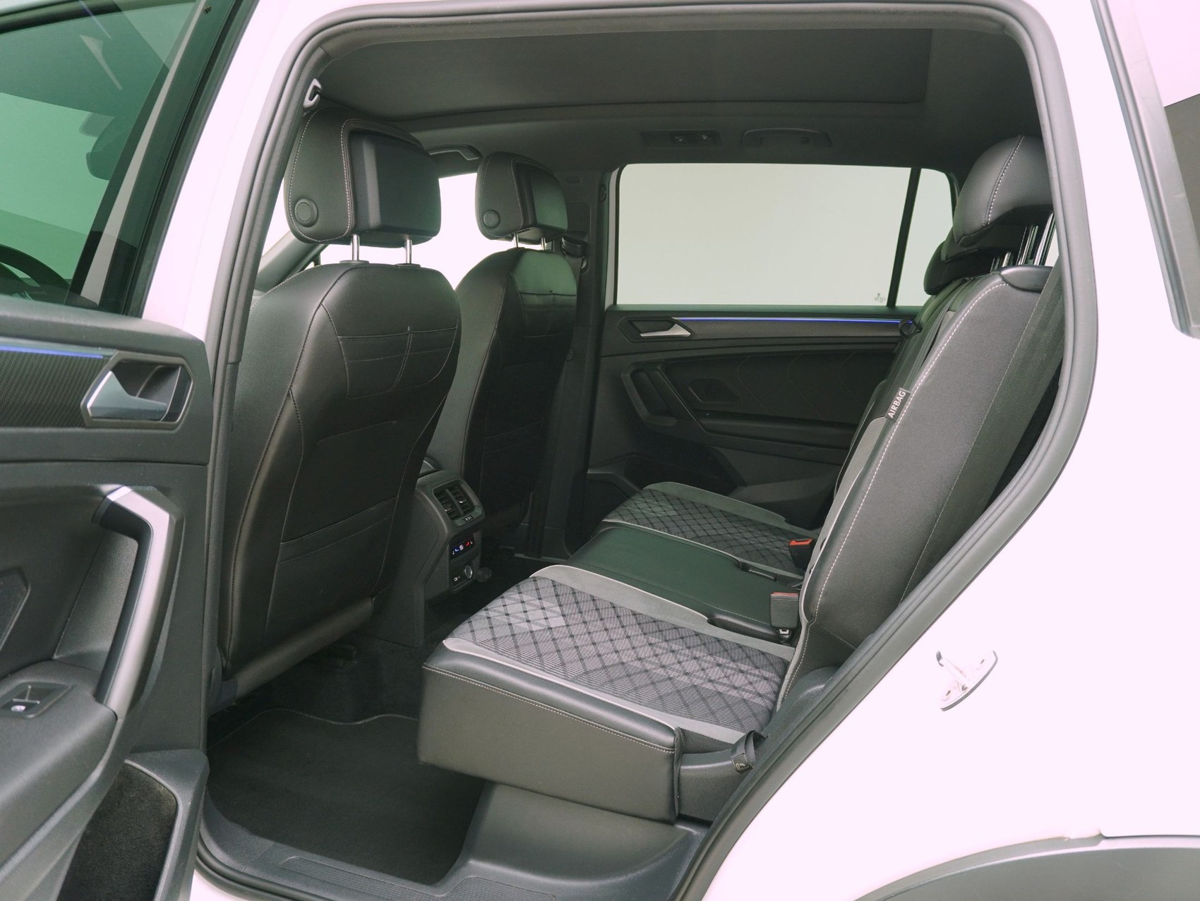 VW Tiguan Allspace 2.0 TDI DSG R-Line Black Style 4Motion-image-12