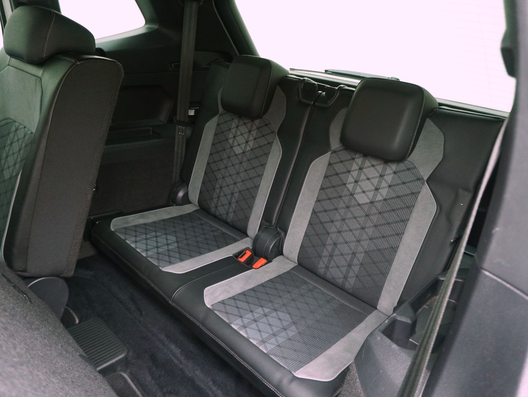 VW Tiguan Allspace 2.0 TDI DSG R-Line Black Style 4Motion-image-14