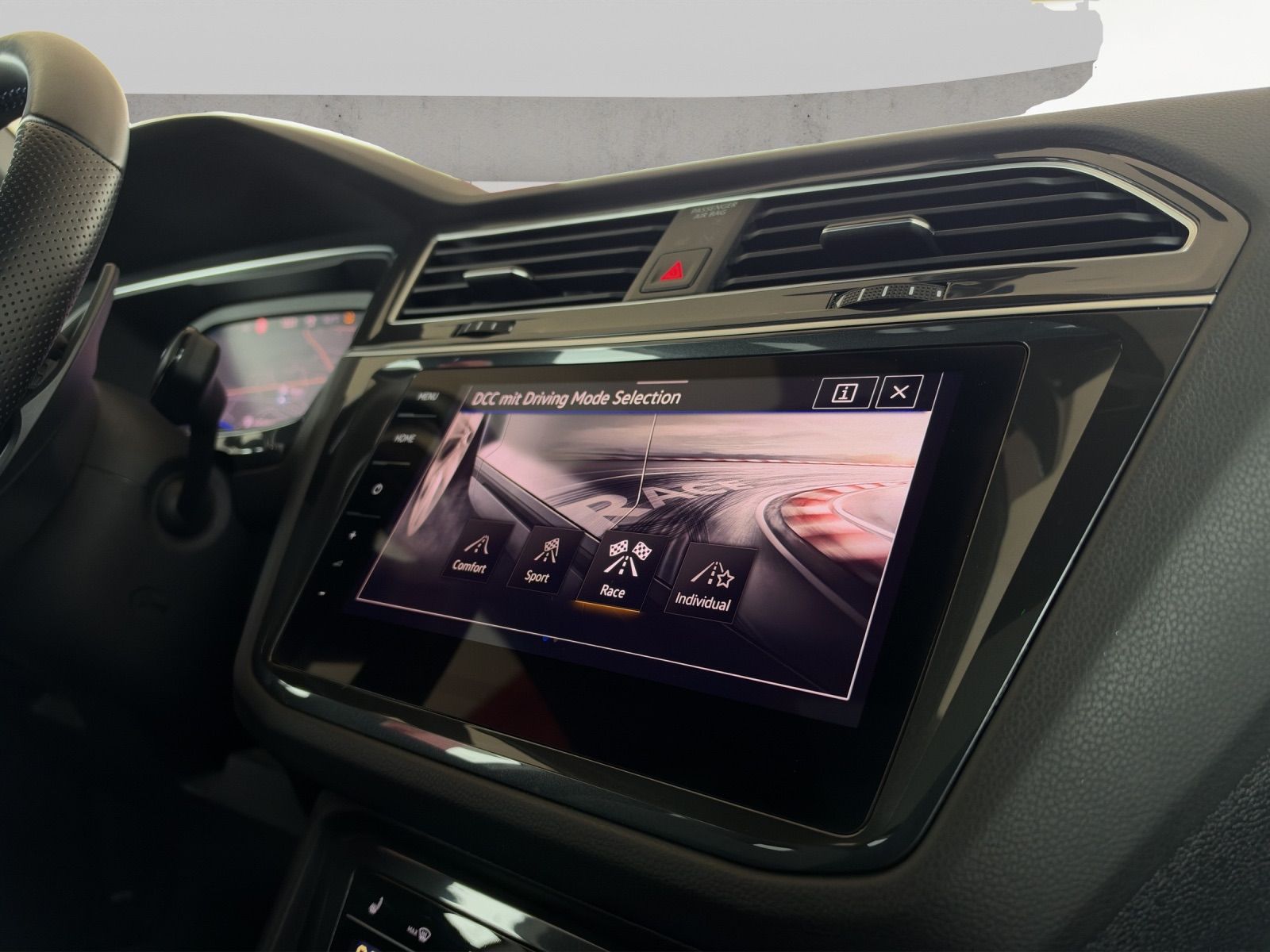 VW Tiguan 2.0TSI R 4Motion DSG-image-13