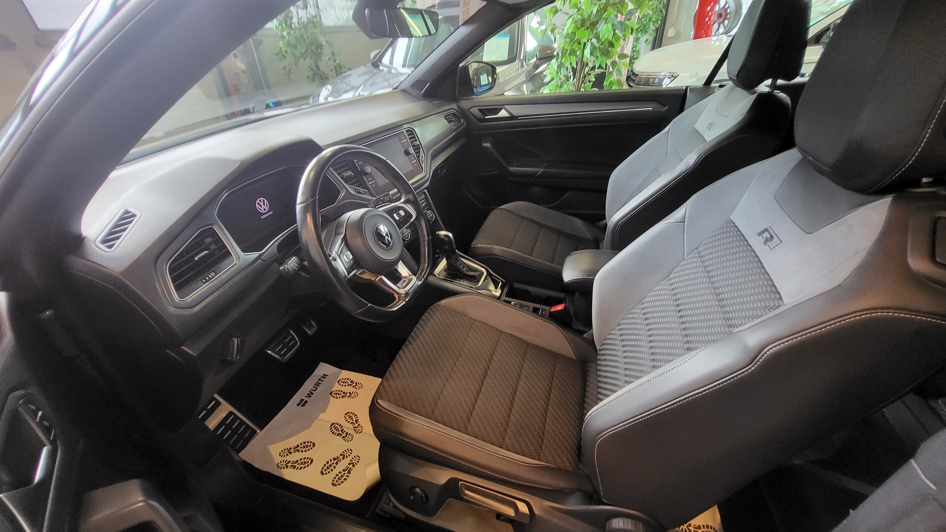 VW T-Roc Cabriolet 1.5 TSI EVO Black & White DSG-image-7