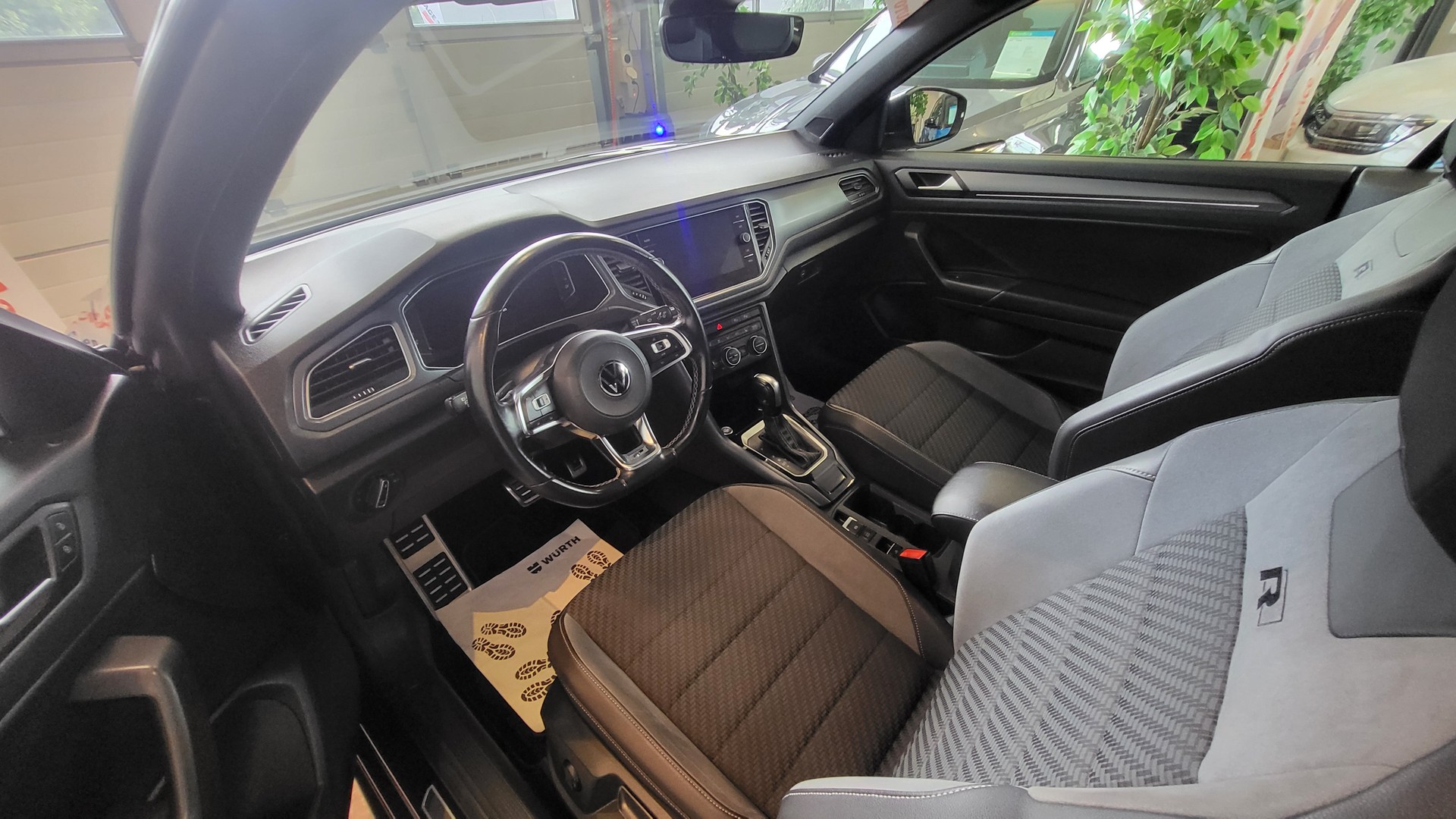 VW T-Roc Cabriolet 1.5 TSI EVO Black & White DSG-image-8