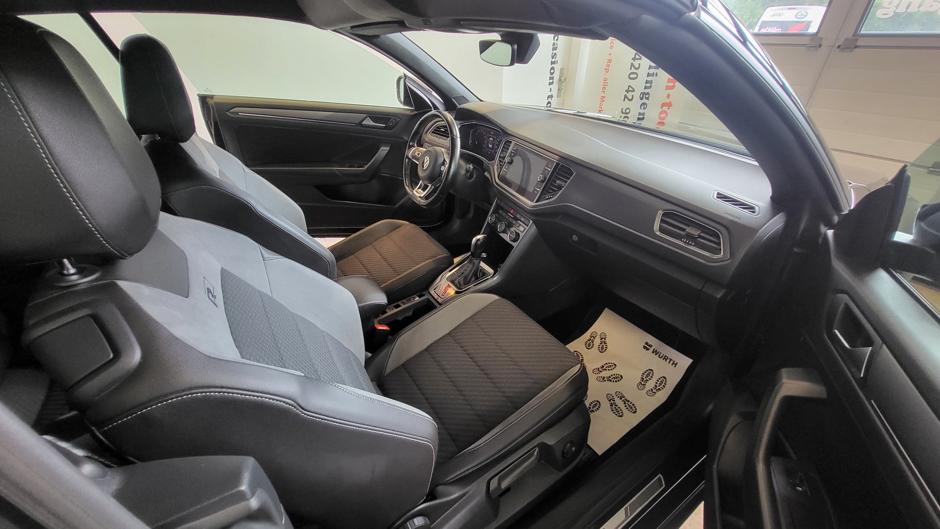 VW T-Roc Cabriolet 1.5 TSI EVO Black & White DSG-image-9