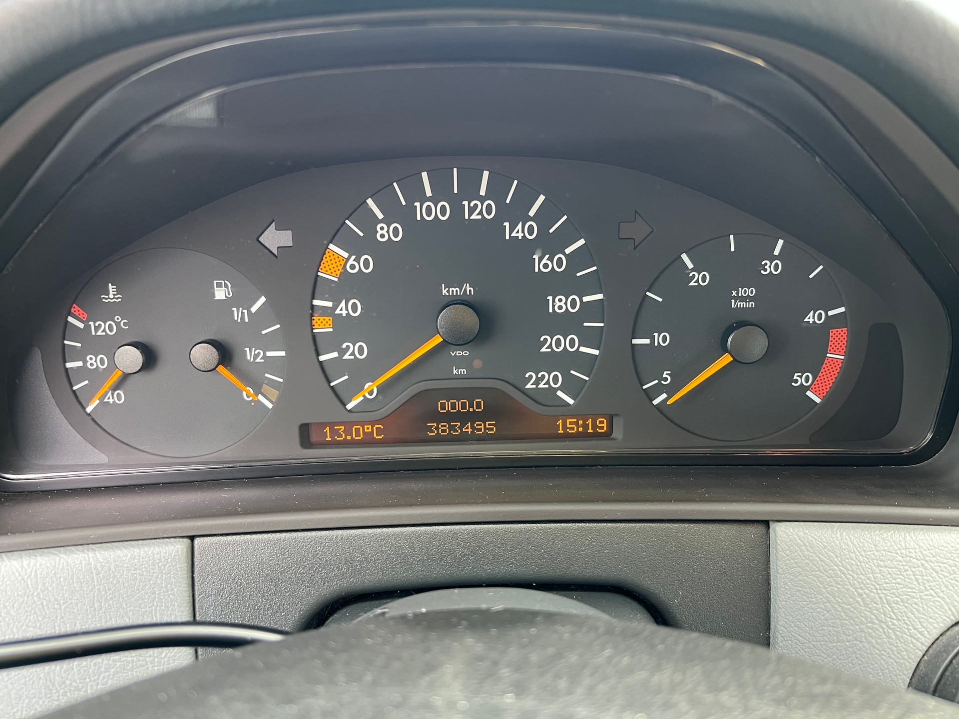 MERCEDES-BENZ E 290 TD Classic-image-13